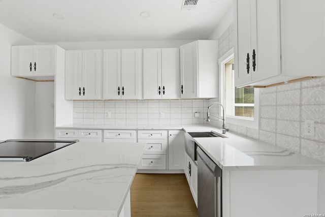 295 E COMMERCE ST, New Braunfels, TX 78130