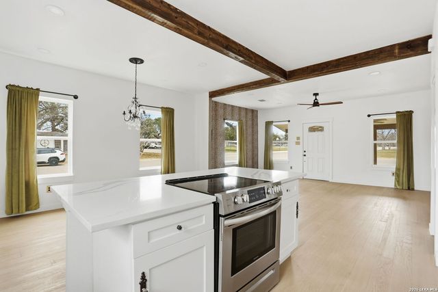 295 E COMMERCE ST, New Braunfels, TX 78130