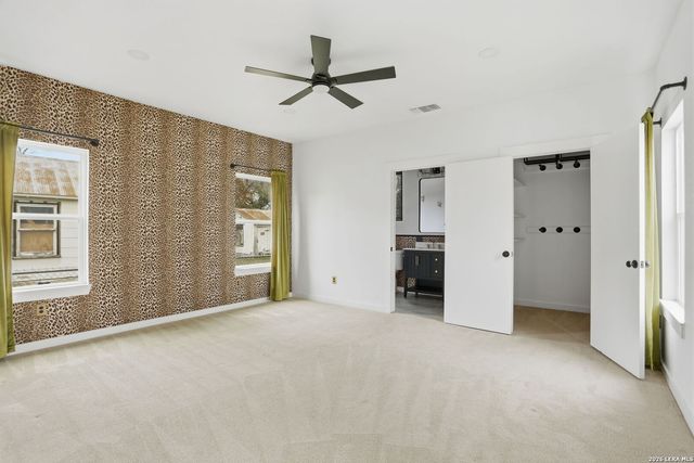 295 E COMMERCE ST, New Braunfels, TX 78130