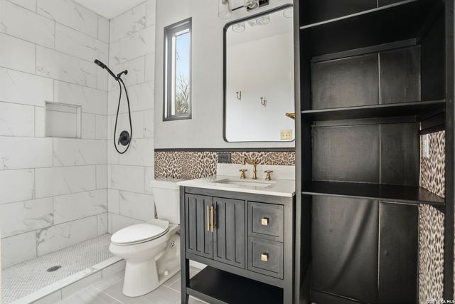 295 E COMMERCE ST, New Braunfels, TX 78130