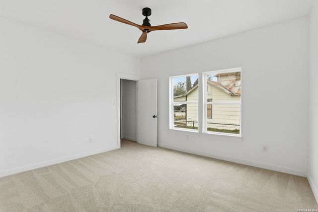 295 E COMMERCE ST, New Braunfels, TX 78130