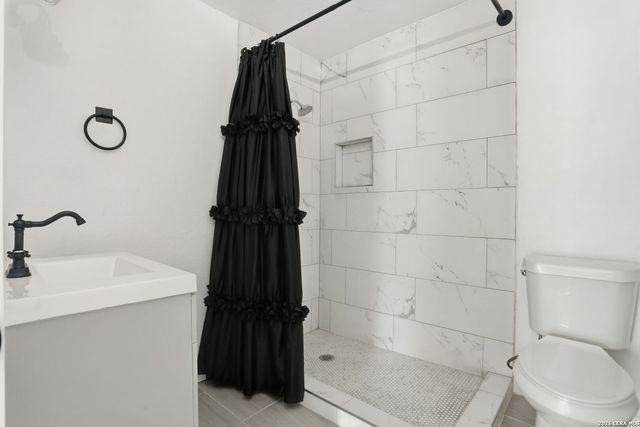 295 E COMMERCE ST, New Braunfels, TX 78130