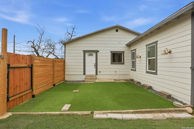 295 E COMMERCE ST, New Braunfels, TX 78130