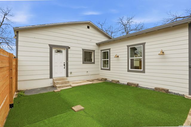 295 E COMMERCE ST, New Braunfels, TX 78130