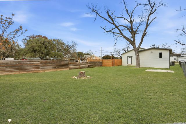 295 E COMMERCE ST, New Braunfels, TX 78130