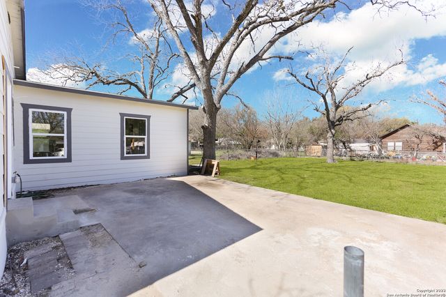 295 E COMMERCE ST, New Braunfels, TX 78130