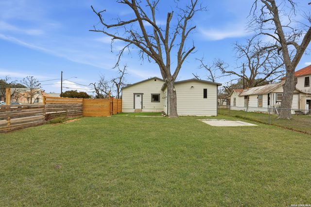 295 E COMMERCE ST, New Braunfels, TX 78130