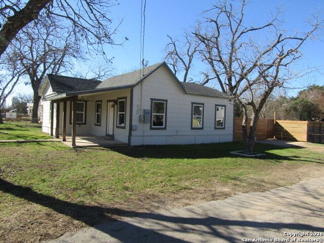 295 E COMMERCE ST, New Braunfels, TX 78130