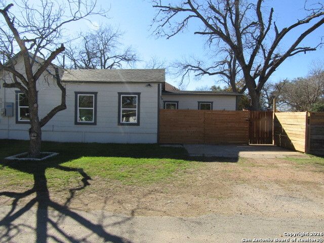 295 E COMMERCE ST, New Braunfels, TX 78130