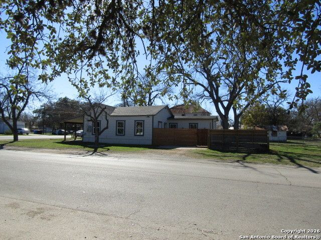 295 E COMMERCE ST, New Braunfels, TX 78130