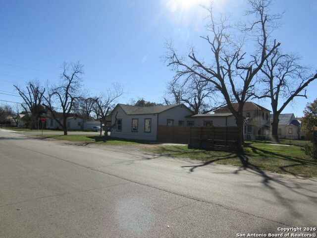 295 E COMMERCE ST, New Braunfels, TX 78130