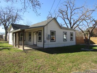 295 E COMMERCE ST, New Braunfels, TX 78130