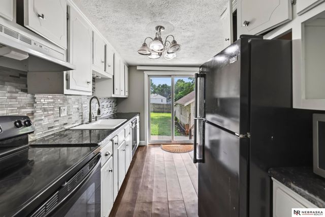 4557 Seward, Omaha, NE 68104