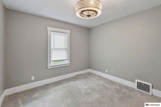 4557 Seward, Omaha, NE 68104