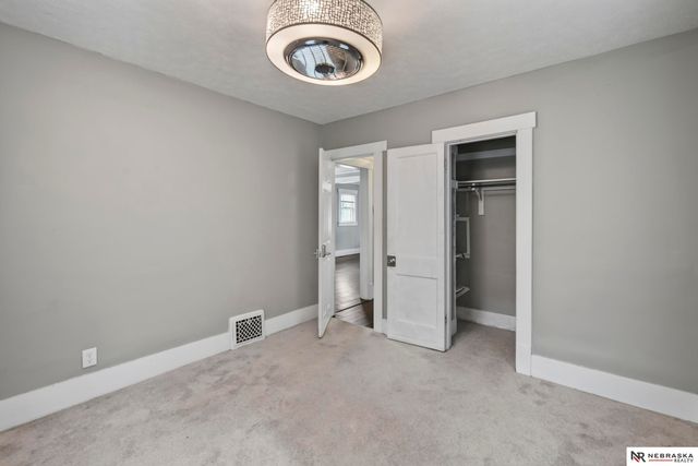 4557 Seward, Omaha, NE 68104