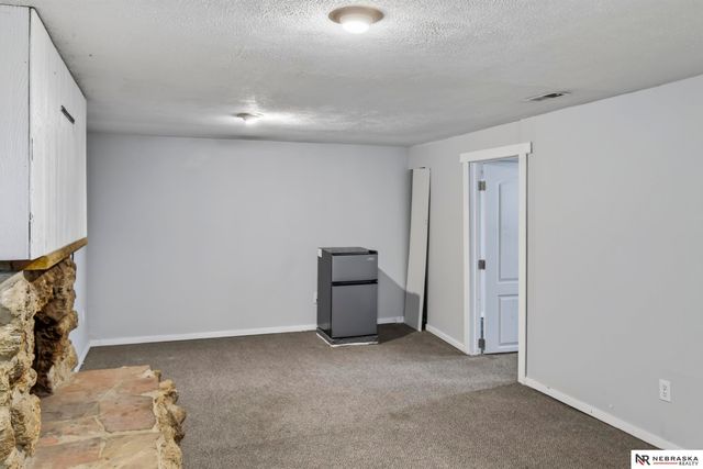 4557 Seward, Omaha, NE 68104