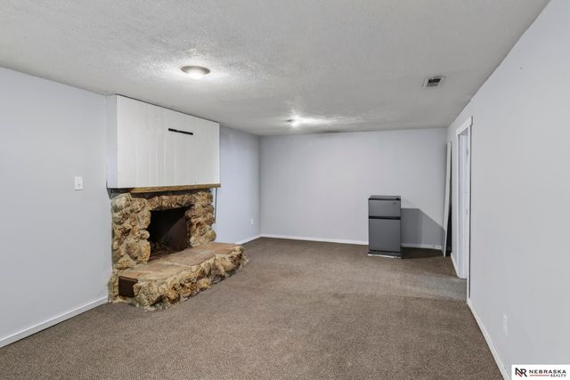 4557 Seward, Omaha, NE 68104