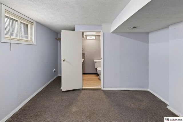 4557 Seward, Omaha, NE 68104