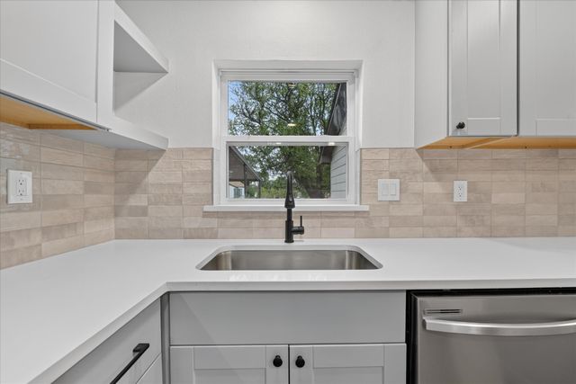 1607 Laura Road, River Oaks, TX 76114