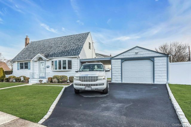 247 Knollwood Lane, Seaford, NY 11783