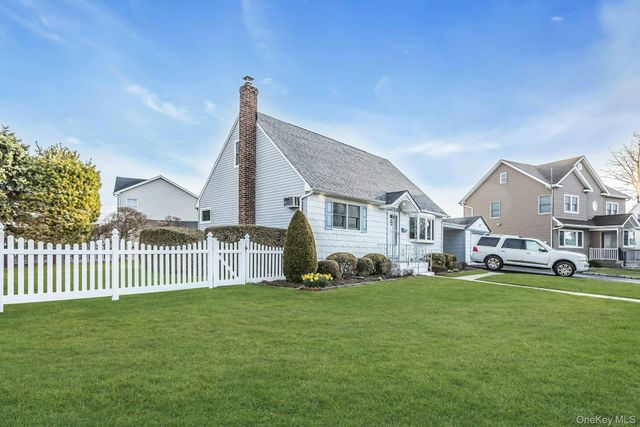 247 Knollwood Lane, Seaford, NY 11783