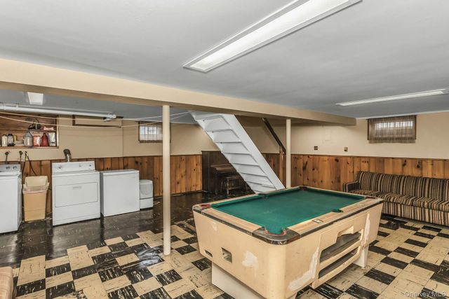 247 Knollwood Lane, Seaford, NY 11783