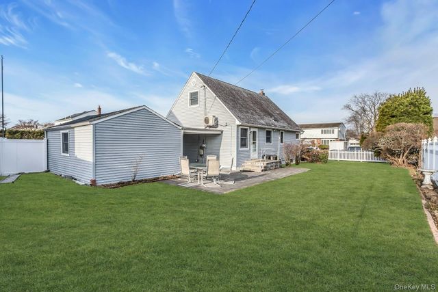 247 Knollwood Lane, Seaford, NY 11783