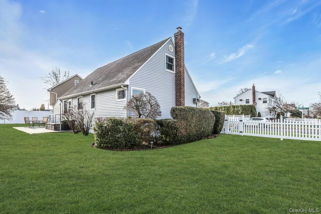 247 Knollwood Lane, Seaford, NY 11783