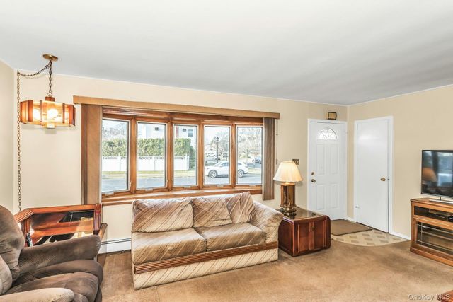 247 Knollwood Lane, Seaford, NY 11783