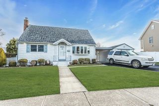 247 Knollwood Lane, Seaford, NY 11783