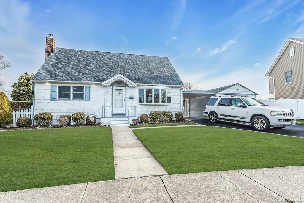 247 Knollwood Lane, Seaford, NY 11783