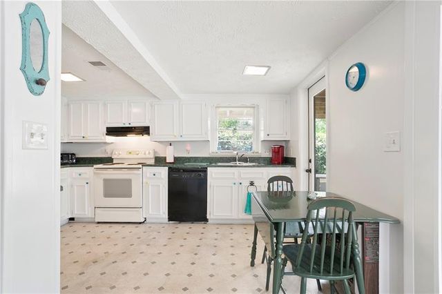 6381 Lakeview Drive, Buford, GA 30518