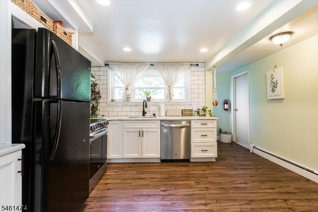 51 Ringwood Ave, Pompton Lakes Boro, NJ 07442