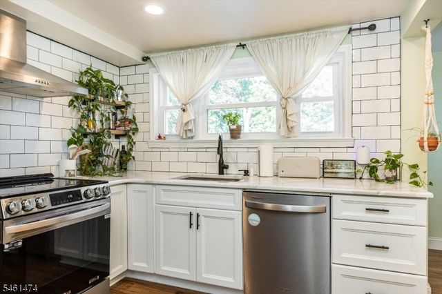 51 Ringwood Ave, Pompton Lakes Boro, NJ 07442