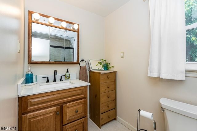 51 Ringwood Ave, Pompton Lakes Boro, NJ 07442
