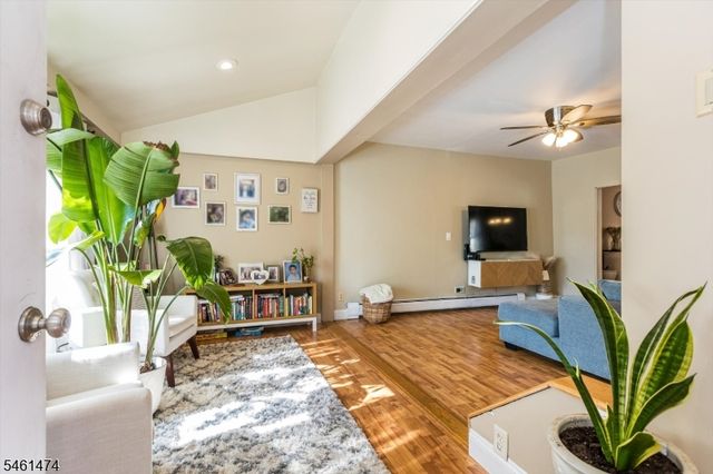 51 Ringwood Ave, Pompton Lakes Boro, NJ 07442