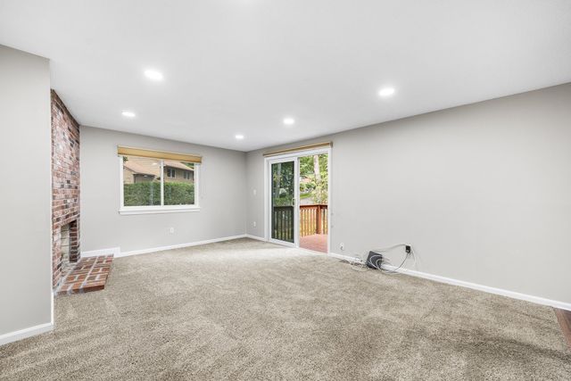 72 E Bluff Rd 72, Ashland, MA 01721