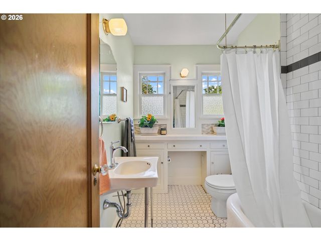 2621 Se 81ST Ave, Portland, OR 97206