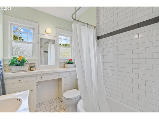 2621 Se 81ST Ave, Portland, OR 97206