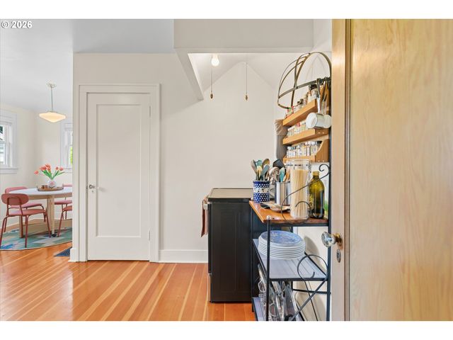 2621 Se 81ST Ave, Portland, OR 97206