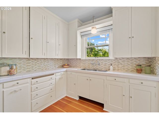 2621 Se 81ST Ave, Portland, OR 97206