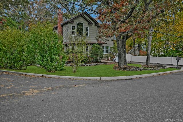 8 Margaret Avenue, Nesconset, NY 11767