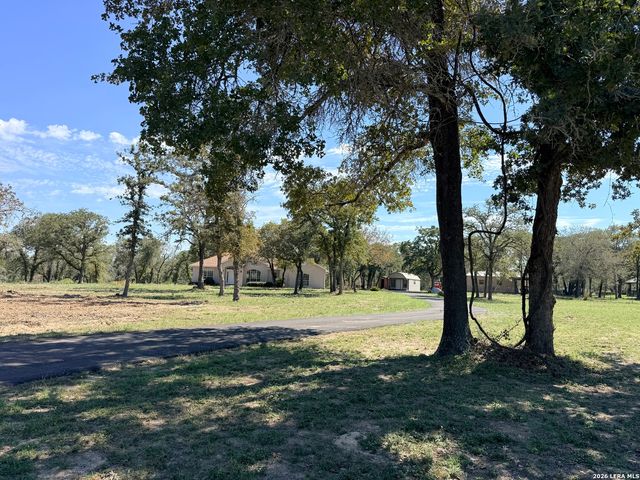 444 Shannon Rdg, Floresville, TX 78114