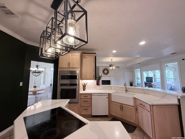 444 Shannon Rdg, Floresville, TX 78114