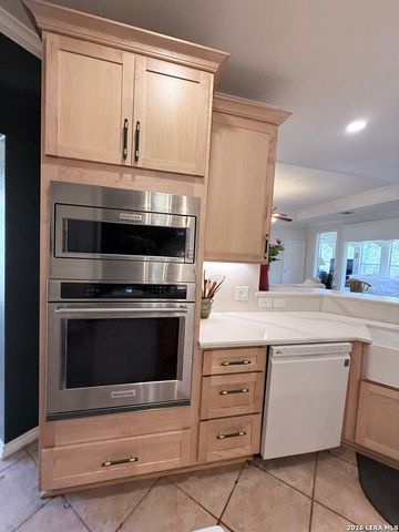 444 Shannon Rdg, Floresville, TX 78114