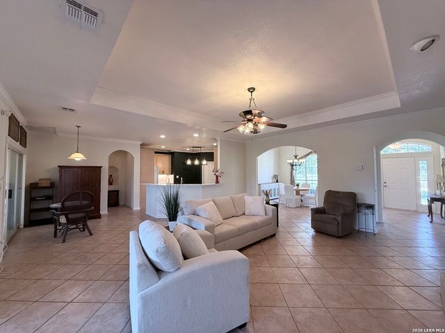 444 Shannon Rdg, Floresville, TX 78114