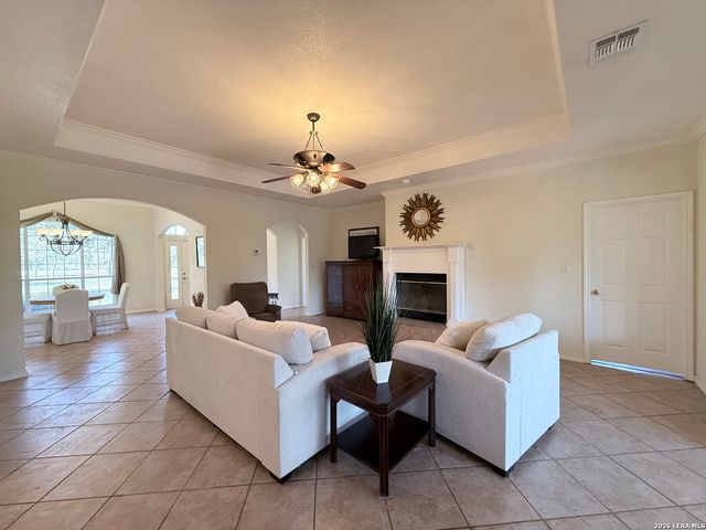 444 Shannon Rdg, Floresville, TX 78114