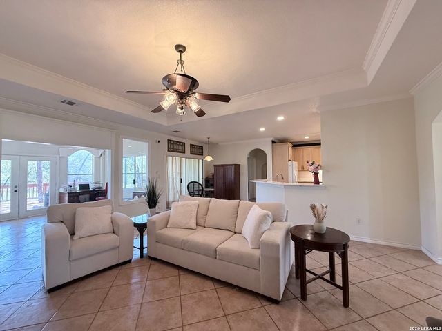 444 Shannon Rdg, Floresville, TX 78114