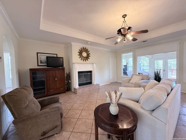 444 Shannon Rdg, Floresville, TX 78114