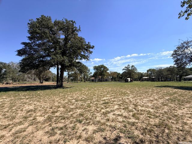 444 Shannon Rdg, Floresville, TX 78114